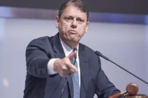 Tarcísio usa vídeo falso sobre ato de Lula e ataca quem não vota em Flávio Bolsonaro