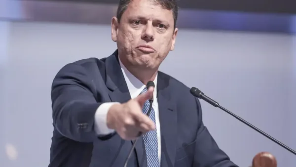Tarcísio usa vídeo falso sobre ato de Lula e ataca quem não vota em Flávio Bolsonaro