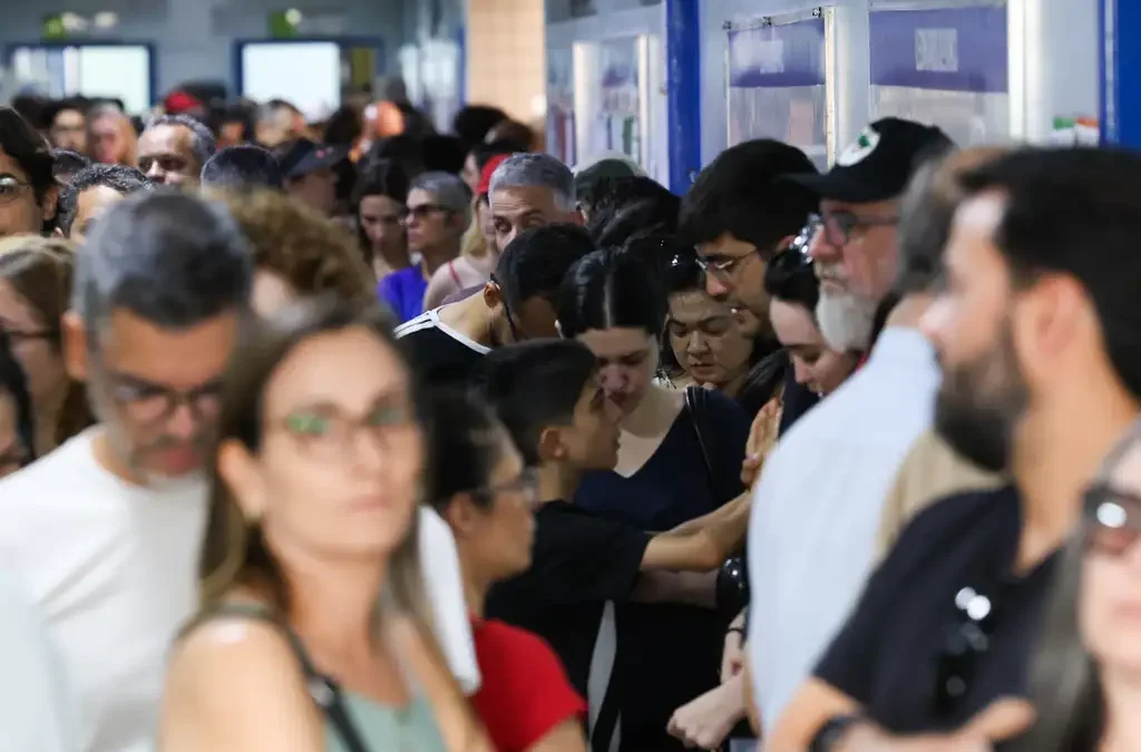 Com filas pelo país, eleitor que chegar até 17h poderá votar após o horário
