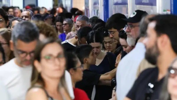 Com filas pelo país, eleitor que chegar até 17h poderá votar após o horário