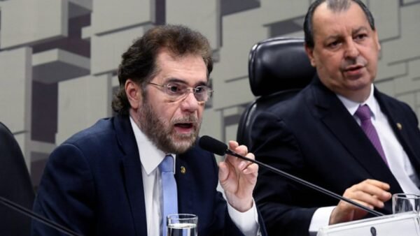 Plínio Valério sinaliza que não apoiará Maria do Carmo