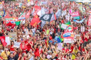 Milhares de pessoas lotam a orla de Copacabana em apoio a Lula