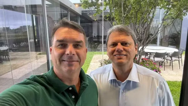 Flávio Bolsonaro encerra campanha com motocarreata no interior de São Paulo