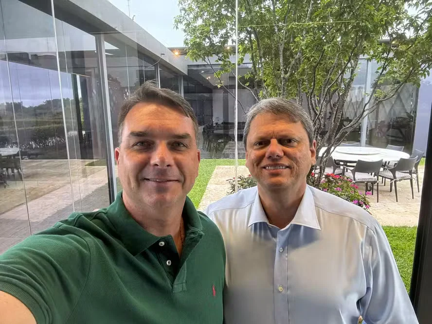 Flávio Bolsonaro encerra campanha com motocarreata no interior de São Paulo