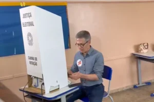 Justiça aciona Romeu Zema para depor sobre celular em cabine de votação