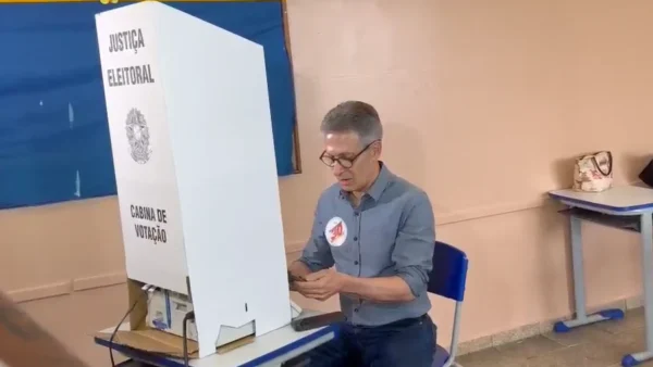 Justiça aciona Romeu Zema para depor sobre celular em cabine de votação