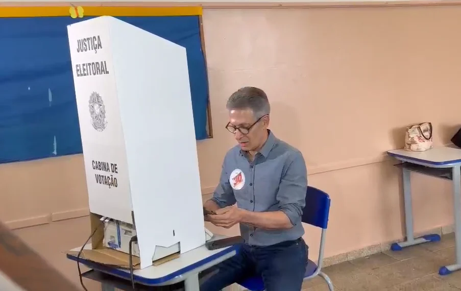 Justiça aciona Romeu Zema para depor sobre celular em cabine de votação